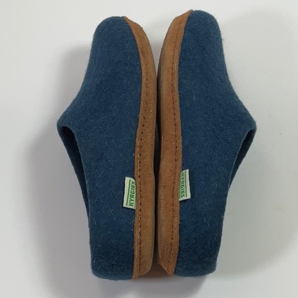 Kyrgies Handmade Wool and Leather Molded All Natural Slippers - Picture 6 of 10